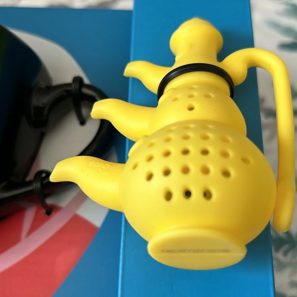 Disney’s Alice in Wonderland mug, saucer, and tea infuser with Aliceand rabbit - Picture 7 of 10